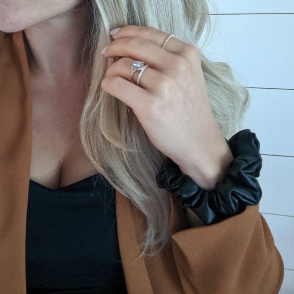 TREND ALERT Blk Faux Leather Scrunchy / Scrunchie - Picture 3 of 7